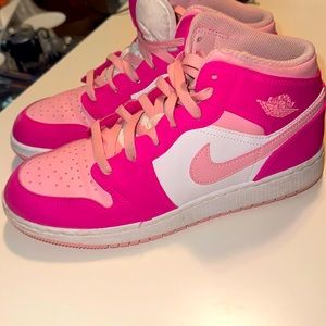 Hot pink nike dunks in brand new size 6 in womens